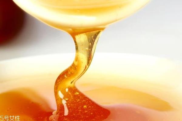 蜂蜜尝起来会苦吗 蜂蜜尝起来像什么 蜂蜜尝起来会苦吗 蜂蜜尝起来像什么