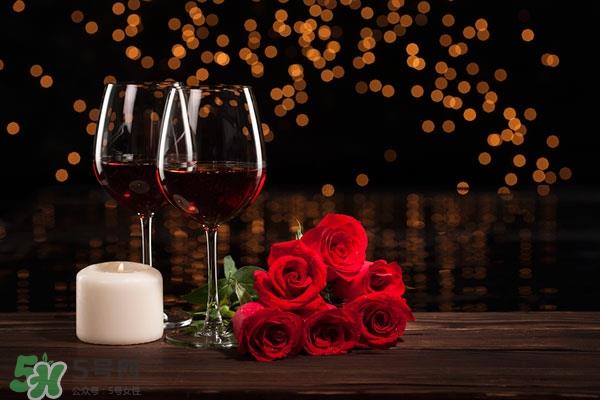 喝了红酒可以吃榴莲吗 红酒和榴莲能一起吃吗 喝了红酒可以吃榴莲吗 红酒和榴莲能一起吃吗