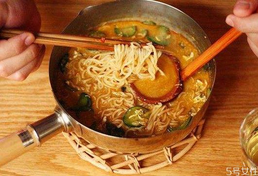 减肥期间可以吃泡面吗 吃泡面不胖小妙招 减肥期间可以吃泡面吗 吃泡面不胖小妙招