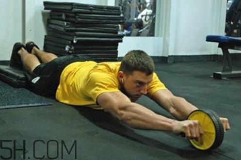 健腹轮练哪些肌肉?健腹轮和仰卧起坐哪个效果好? 健腹轮练哪些肌肉?健腹轮和仰卧起坐哪个效果好?