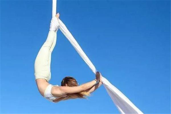 空中瑜伽可以自学吗 有一定危险 空中瑜伽可以自学吗 有一定危险