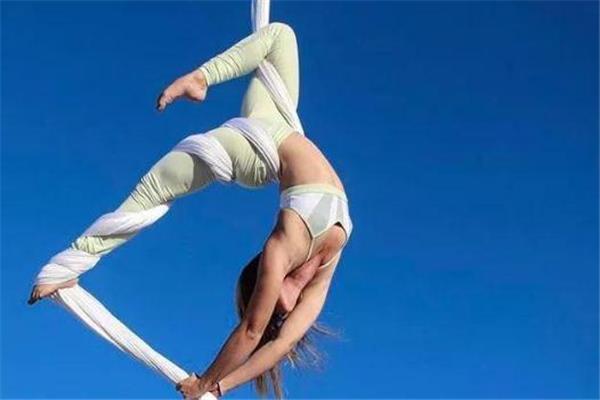 空中瑜伽可以自学吗 有一定危险 空中瑜伽可以自学吗 有一定危险