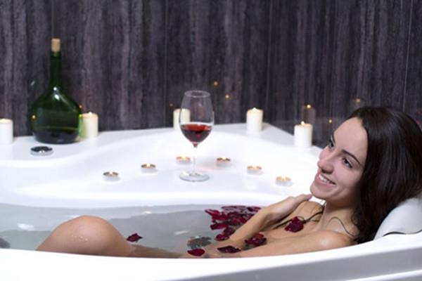 泡澡的时候可以喝酒吗 泡澡前要吃东西吗 泡澡的时候可以喝酒吗 泡澡前要吃东西吗