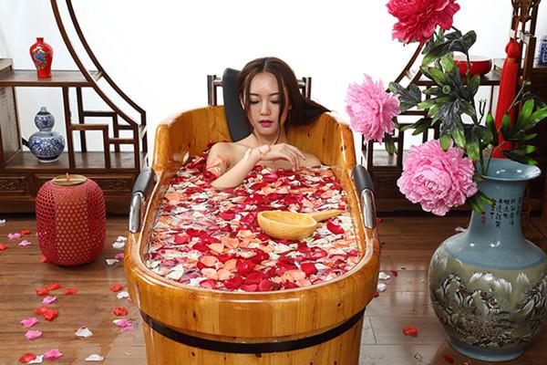 泡澡的时候可以喝酒吗 泡澡前要吃东西吗 泡澡的时候可以喝酒吗 泡澡前要吃东西吗