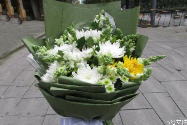 清明节的鲜花要用几朵 清明节扫墓应该用什么花