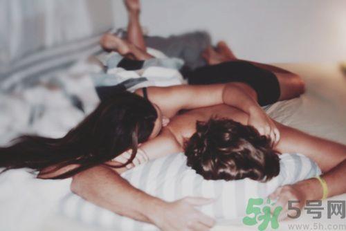 情侣必看 6个让恋情升温的小动作