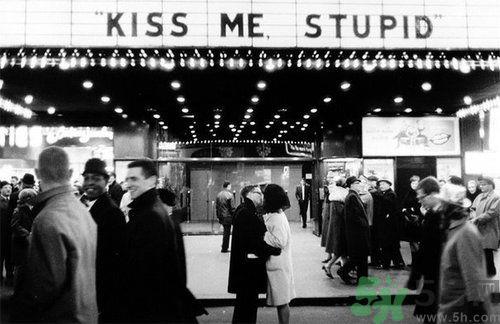 情侣必看 6个让恋情升温的小动作