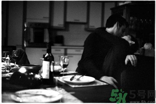 情侣必看 6个让恋情升温的小动作