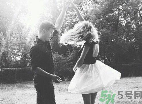 情侣必看 6个让恋情升温的小动作