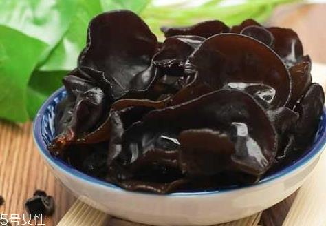 荠菜包饺子需要焯水吗？小心有苦涩的味道