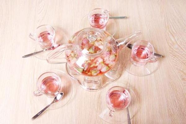 玫瑰花茶能和枸杞一起喝吗 玫瑰花茶能和西洋参一起泡水喝吗 玫瑰花茶能和枸杞一起喝吗 玫瑰花茶能和西洋参一起泡水喝吗