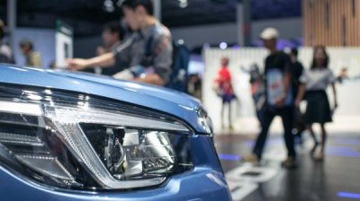 企业家摆拍成焦点 北京车展陷入流量狂欢