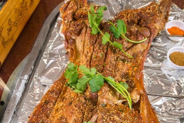 一只烤全羊够几个人吃 这个不一定