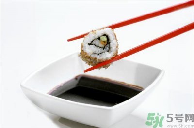 ​吃酱油皮肤会变黑吗？酱油吃多了会变黑吗？