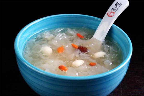 银耳汤不能和什么一起吃 银耳汤和什么相克