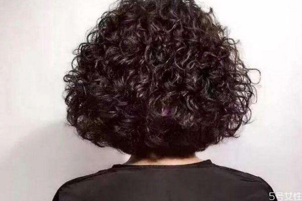 卷发怎么打理头发呢 怎么样卷发才维持的久呢