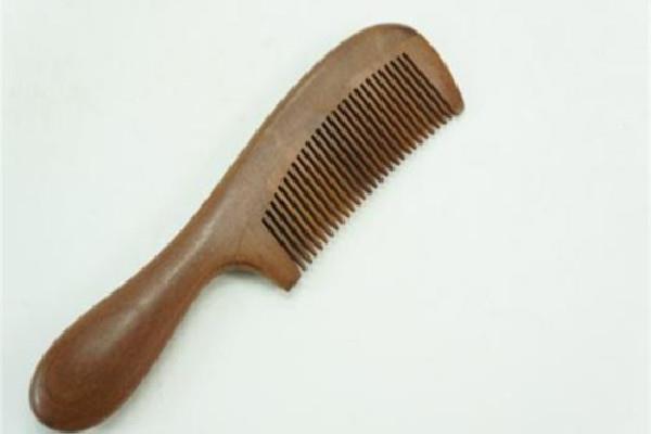 檀木梳子和牛角梳哪个对身体更好 檀木梳子的功效和作用