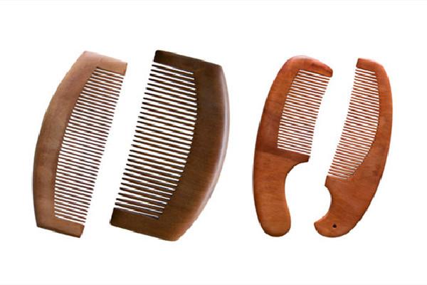 檀木梳子和牛角梳哪个对身体更好 檀木梳子的功效和作用