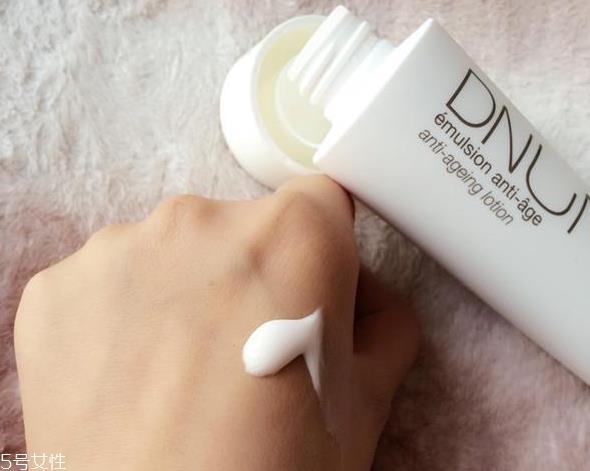 dnunik悦妍焕活乳液好用吗 紧致舒缓就靠它