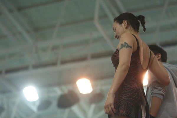 倒三角式身材怎么选择泳衣 倒三角式身材适合什么颜色的泳衣