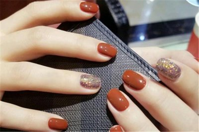 ​甲片能维持多久 甲片贴多久时间比较好