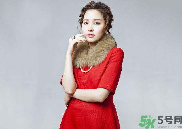 红色服装搭配的时尚彩妆方法