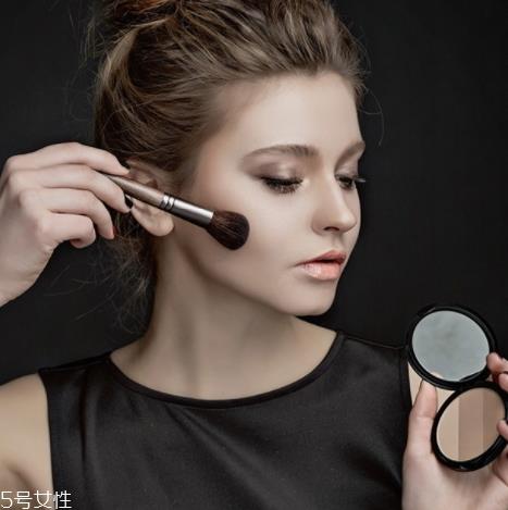 修容粉可以用什么代替？眼部产品就可以代替修容粉