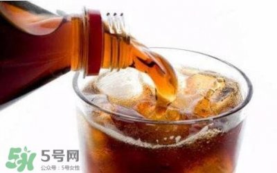 ​为什么喝碳酸饮料打嗝呛鼻子？碳酸饮料为什么会冒泡