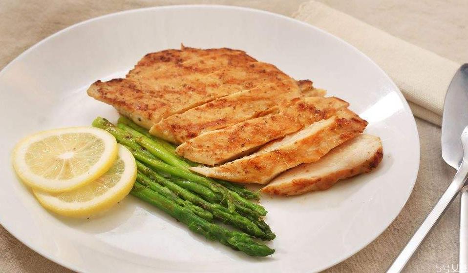 鸡胸肉没炸熟什么样 吃了没炸熟的鸡胸肉怎么办 鸡胸肉没炸熟什么样 吃了没炸熟的鸡胸肉怎么办