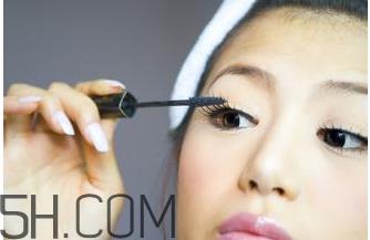 睫毛膏需要卸妆吗?卸妆水的使用误区 睫毛膏需要卸妆吗?卸妆水的使用误区