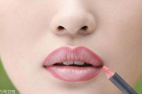 涂哑光口红怎么涂不干 让你轻轻松松美上一整天 涂哑光口红怎么涂不干 让你轻轻松松美上一整天