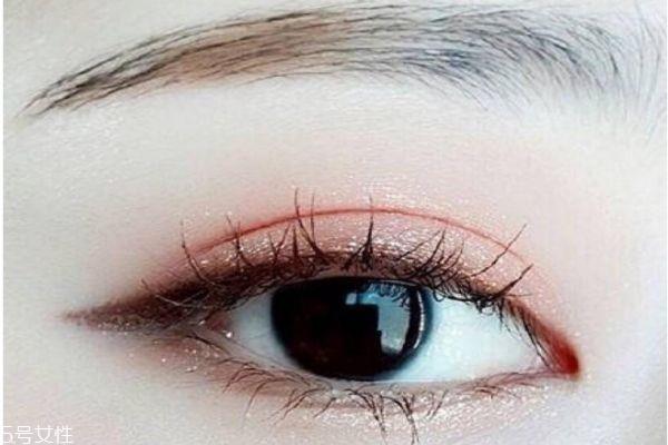 冷艳秋冬妆化妆步骤 素淡秋冬妆容 冷艳秋冬妆化妆步骤 素淡秋冬妆容