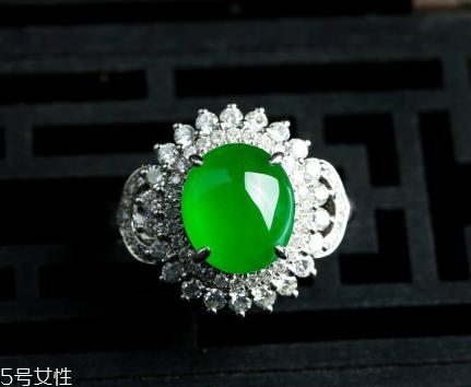 翡翠冰种和糯种哪个好?原来有这么大的区别 翡翠冰种和糯种哪个好?原来有这么大的区别