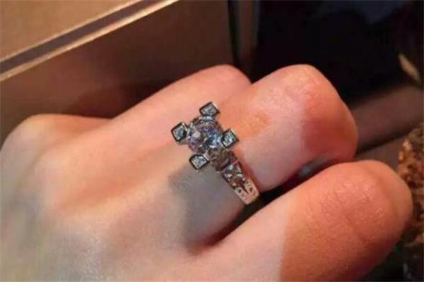 ido香榭之吻钻戒多少钱 ido香榭之吻钻戒寓意 ido香榭之吻钻戒多少钱 ido香榭之吻钻戒寓意