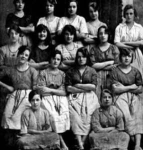 ​世界首张灵异照？流传1世纪仍令人发毛，男半夜被“烂脸鬼娃”缠身