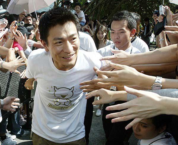 娱乐粉丝为啥那么疯狂 现在的粉丝都这么疯狂的吗 2