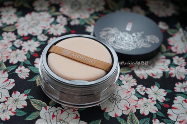 散粉是妆前还是妆后 散粉用在粉底液之后比较好 散粉是妆前还是妆后 散粉用在粉底液之后比较好