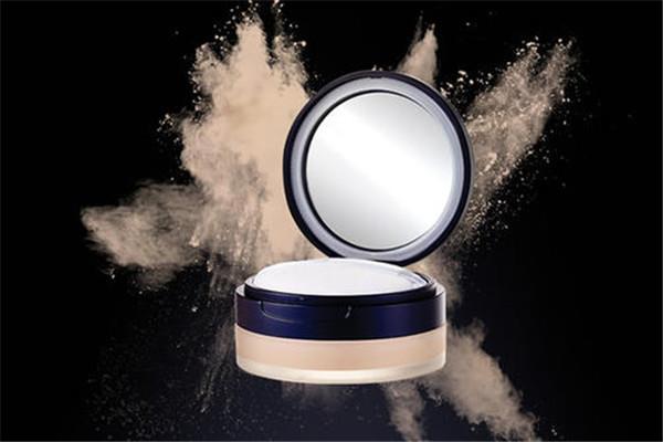 散粉是妆前还是妆后 散粉用在粉底液之后比较好 散粉是妆前还是妆后 散粉用在粉底液之后比较好