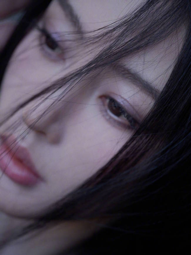 张天爱黑色薄纱透视礼裙 性感姿势大秀身材