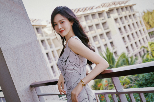 唐嫣高叉半裙出席活动 温柔干练优雅迷人