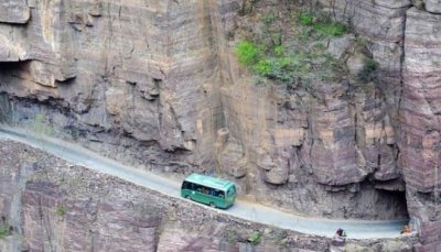 中国建在悬崖边上公路 郭亮挂壁公路长1700米(比较艰险)