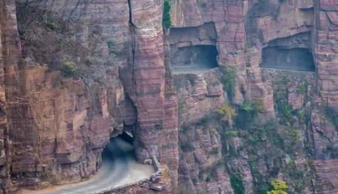 探秘中国建在悬崖边上公路 郭亮挂壁公路长1700米(比较艰险)  2