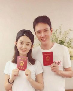 赵丽颖产后首晒照开始营业? 涂指甲油抱毛绒猴