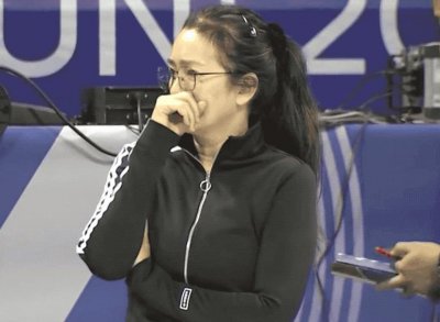 巩俐现身中国女排训练现场 托腮沉思做笔记颇有教练风范