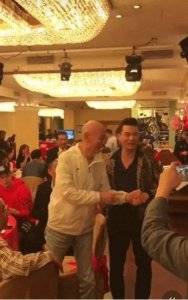 同龄明星同框太扎心 葛优吕良伟像两代人