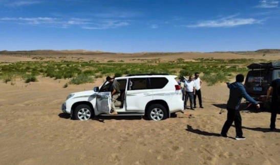 生活9个人挤一辆车闯沙漠被困 9人被困沙漠救出来了吗 2