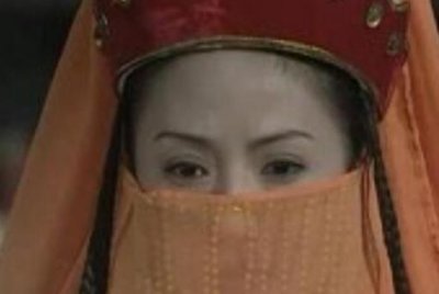 《还珠格格》都说令妃有心机,谁留意她第一次见香妃时的眼神了?只因她们都想