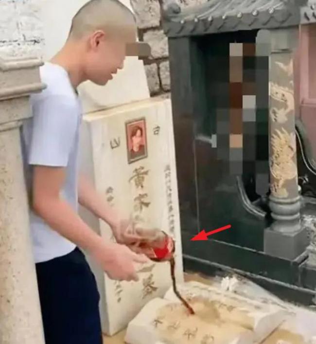 黄家驹墓碑破坏者身份曝光:是个臭名昭著的惯犯