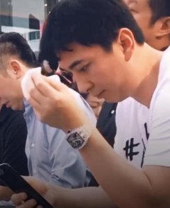 王思聪参加活动不停擦汗,看到身边的男子后,网友:差距啊