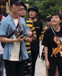 肖战素颜现身迪士尼,网友却把后面小哥哥认成他,网友:见光死!